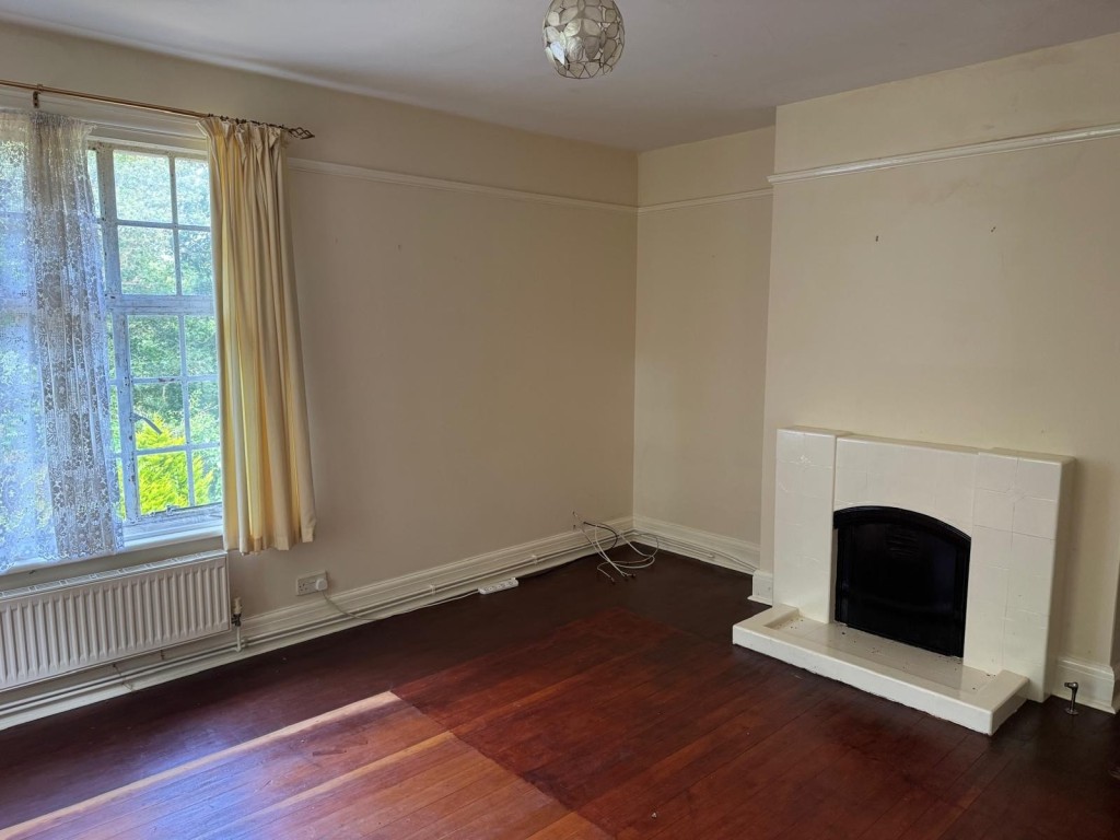 Lot: 140 - CHALET BUNGALOW ON ONE ACRE PLOT IN SEMI-RURAL LOCATION - Lounge